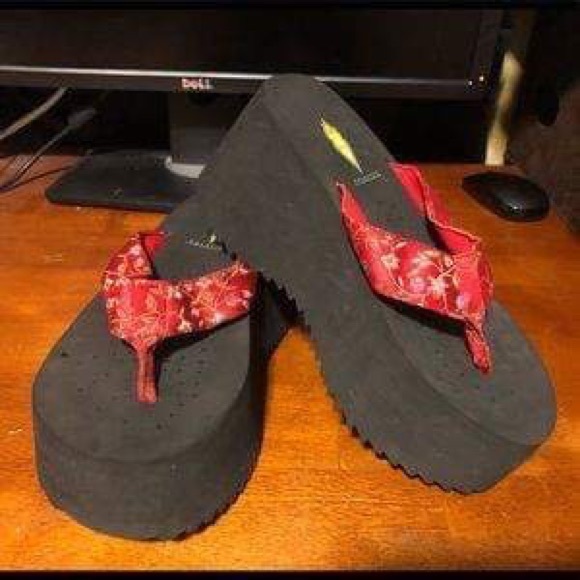 chunky flip flops